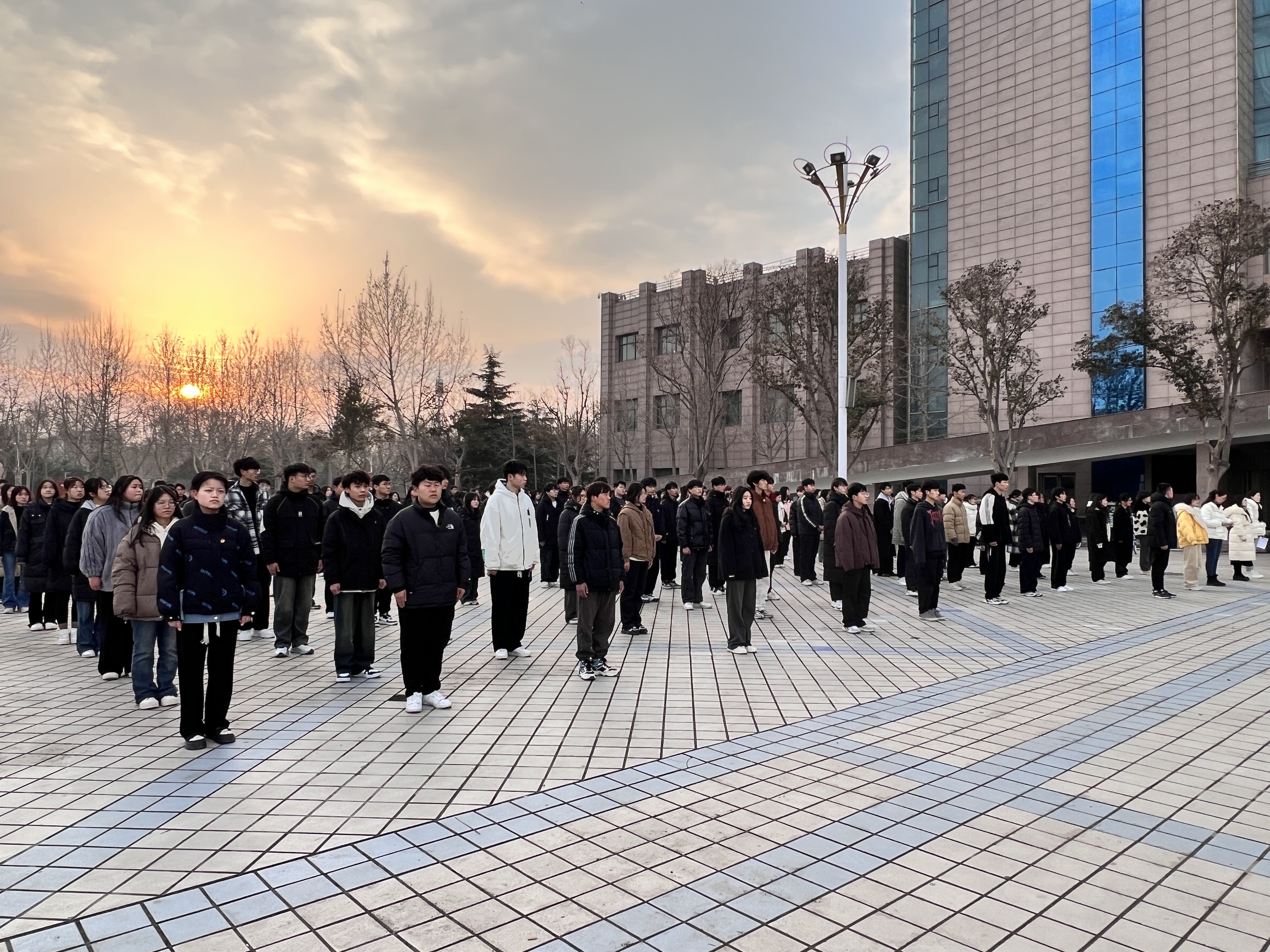 春光为序共追梦,踔厉奋发耀新职丨新学期第一次升旗仪式-新乡职业技术